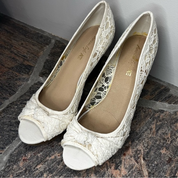 #168 American Eagle by Payless Cream Lace Platform Heels with Knot - Picture 3 of 10
